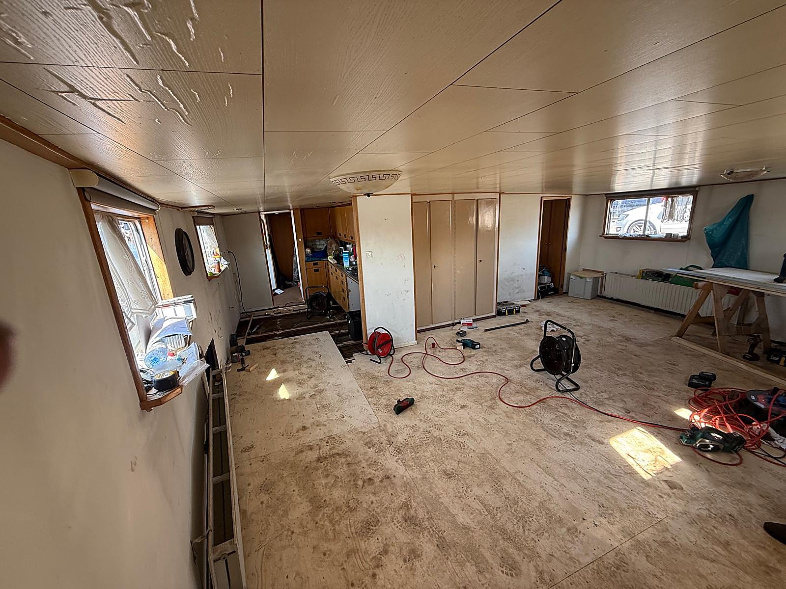 Nieuwe vloer binnenvaartschip